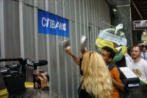 Buenos_Aires_-_Manifestación_contra_el_Corralito_-_20020206-10m