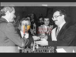 Asunción a la gobernación de Jorge Escobar. Entrega el mando Eduardo Menem. Detrás José Luis Gioja aplaude.