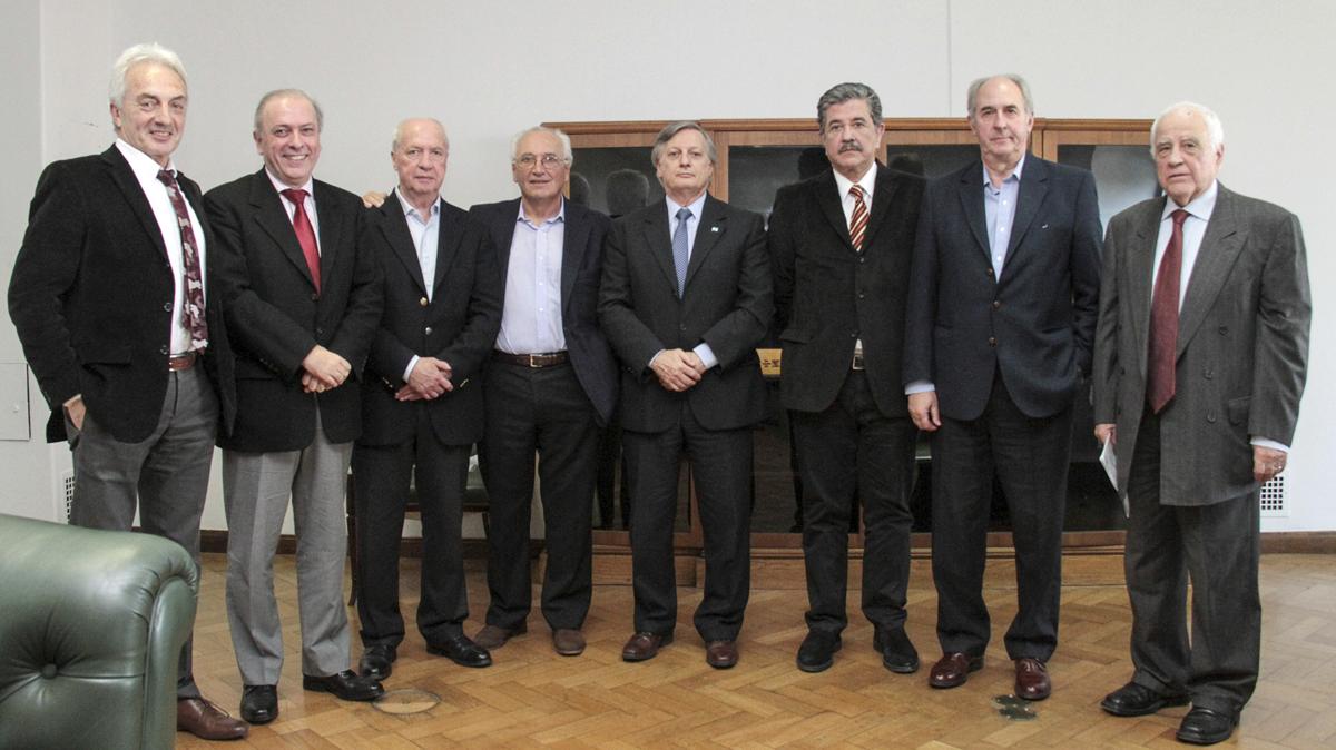 Ministro de energía con los siete integrantes del Consejo Consultivo. De izq. a der.: Emilio Apud, Daniel Montamat, Raúl Olocco, Alberto Devoto, Juan José Aranguren (ministro), Julio César Aráoz, Jorge Lapeña y Alieto Guadagni.
