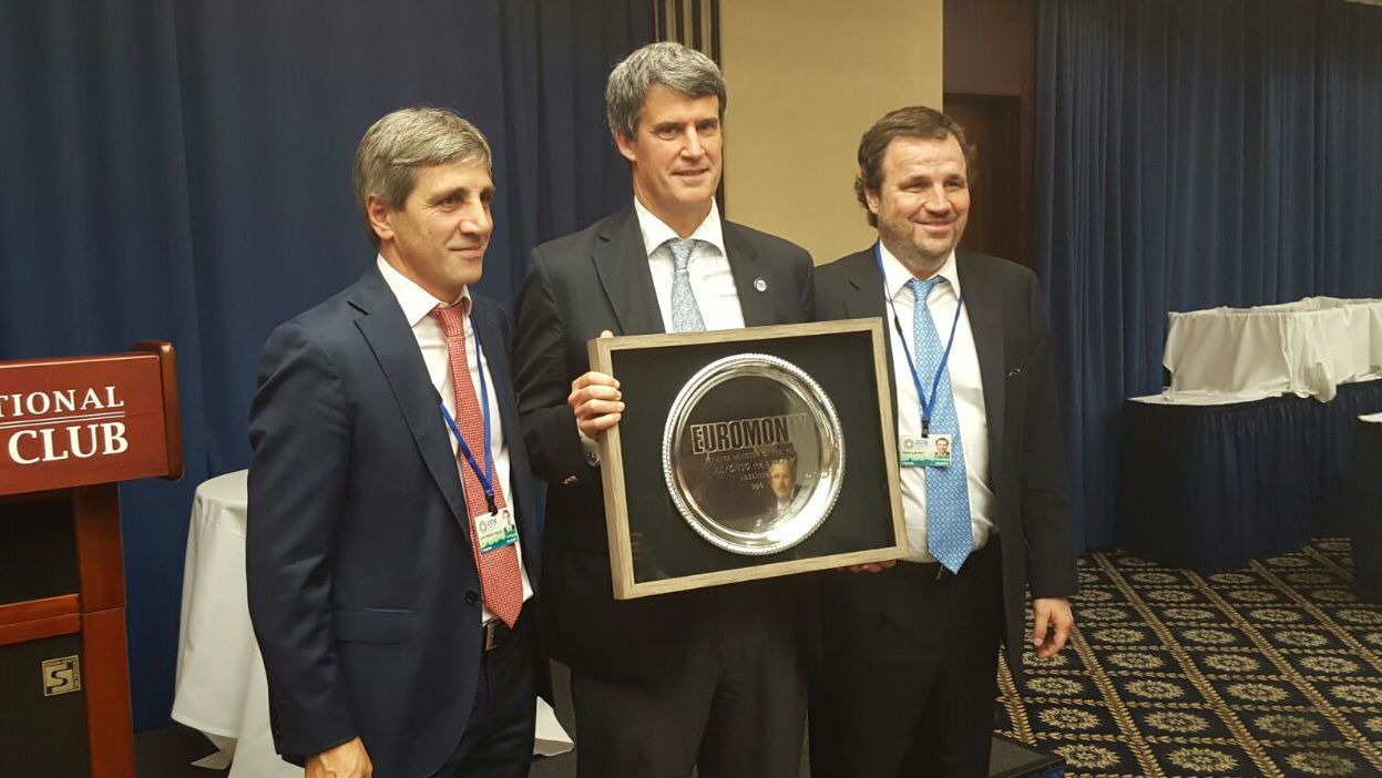 Prat Gay recibiendo premio Euromoney junto a Caputo