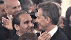 Caputo abrazando a Macri en su asunción como presidente.
