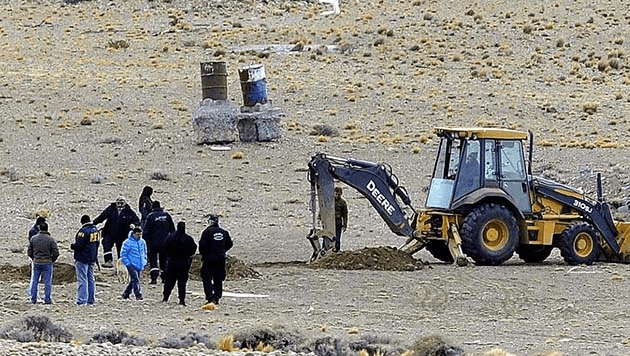 Excavaciones en el la Patagonia vigiladas por el fiscal Marijuan (de azul).