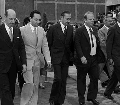 La motosierra de Milei metió a los medios tradicionales en una licuadora, pero Santiago Caputo tiene caja para operaciones