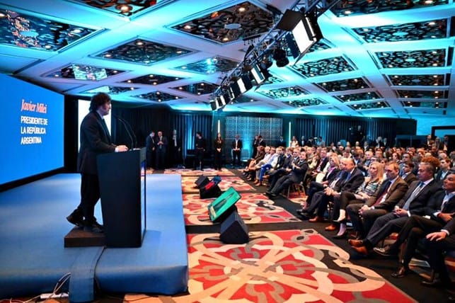 Manzano coronado ¿el árbol? No el ministro del Interior menemista que robaba para la corona