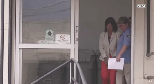 Erwin Mercer, esposada, luego de su condena, saliendo del tribunal de Texas. Imagen del canal WFAA.