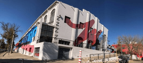Vista exterior de las instalaciones de Plaza de la Música en Cosquín, Córdoba