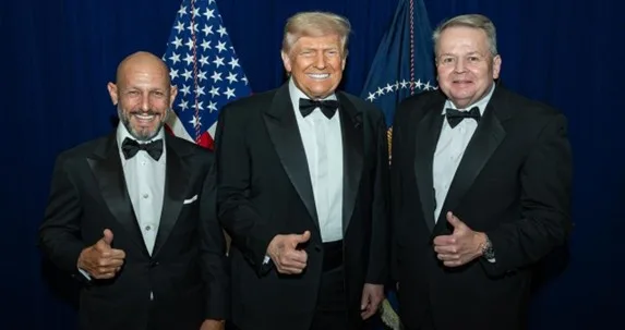 Foto difundida en la prensa estadounidense. De izq. a der.: Leonardo Scatturice, Donald Trump y Barry Bennet.