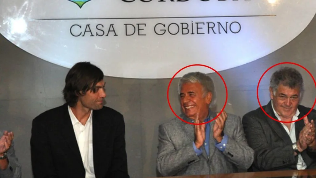 Emeterio Farías (derecha) y el entonces gobernador José Manuel De la Sota (centro)