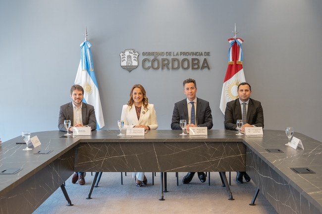 Prunotto en la legislatura junto a los CEO de Mercado Libre y el ministro Manuel Calvo